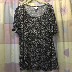 Top with scoop neck & short sleeves